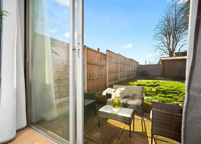 Luxury Four Bed House - Parking - Garden - Netflix 802W