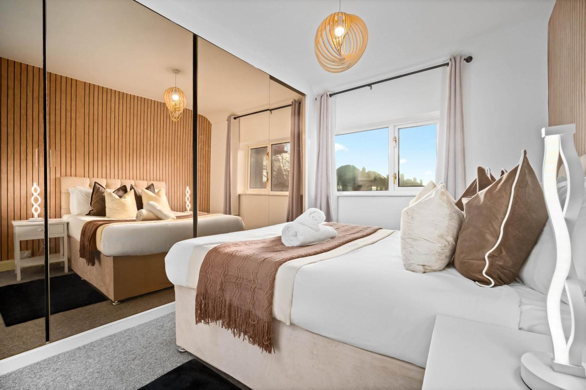 Luxury Four Bed House - Parking - Garden - Netflix 802w Holiday home