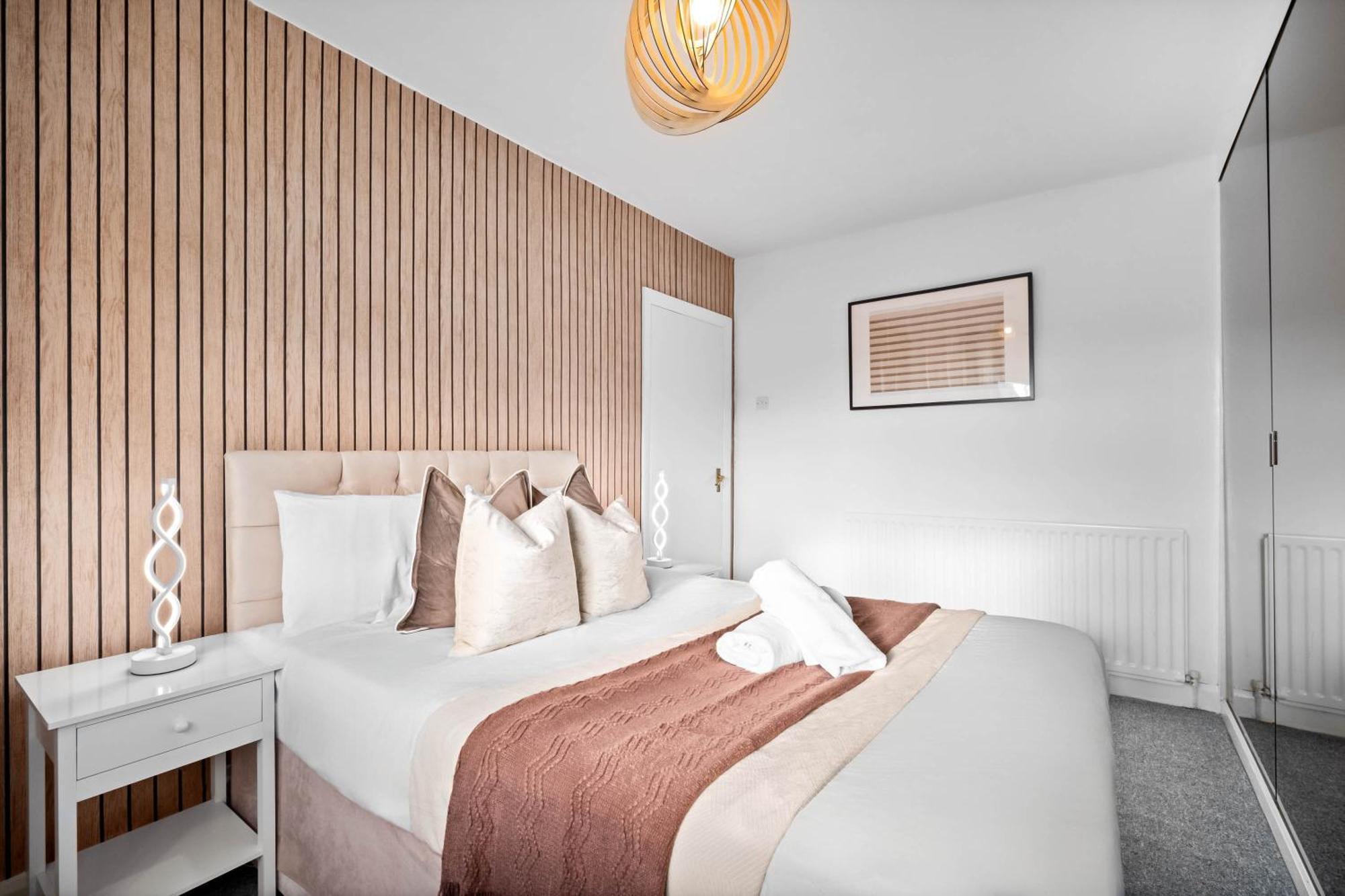 Holiday home Luxury Four Bed House - Parking - Garden - Netflix 802w