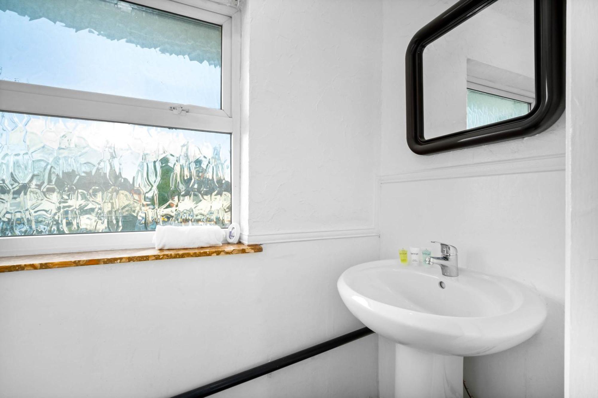 Holiday home Luxury Four Bed House - Parking - Garden - Netflix 802w